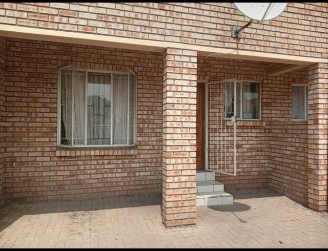 3 BEDROOM APARTMENT FOR SALE IN RUSTENBURG CENTRAL